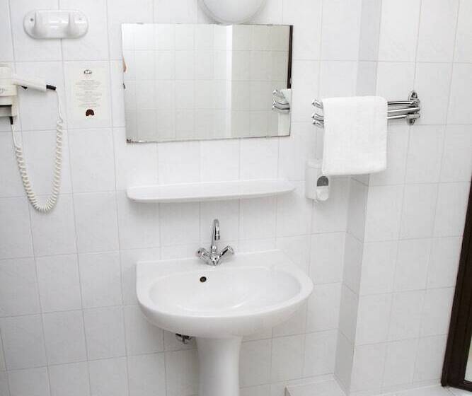 اتاق سوپریور سه تخته, Molnár