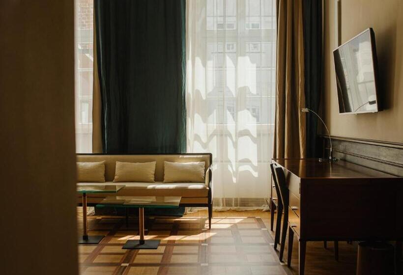 ジュニアスイート, Pod Różą