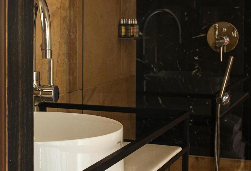 デラックスルーム, Pod Różą