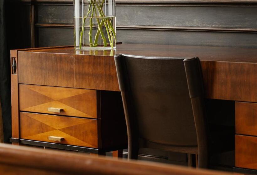 デラックスルーム, Pod Różą