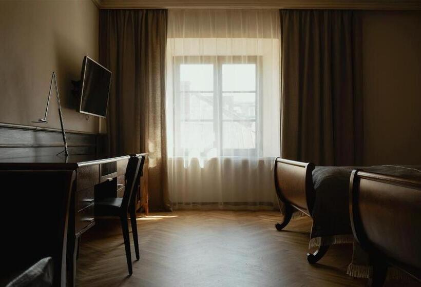 デラックスルーム, Pod Różą