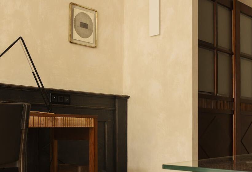 デラックスルーム, Pod Różą