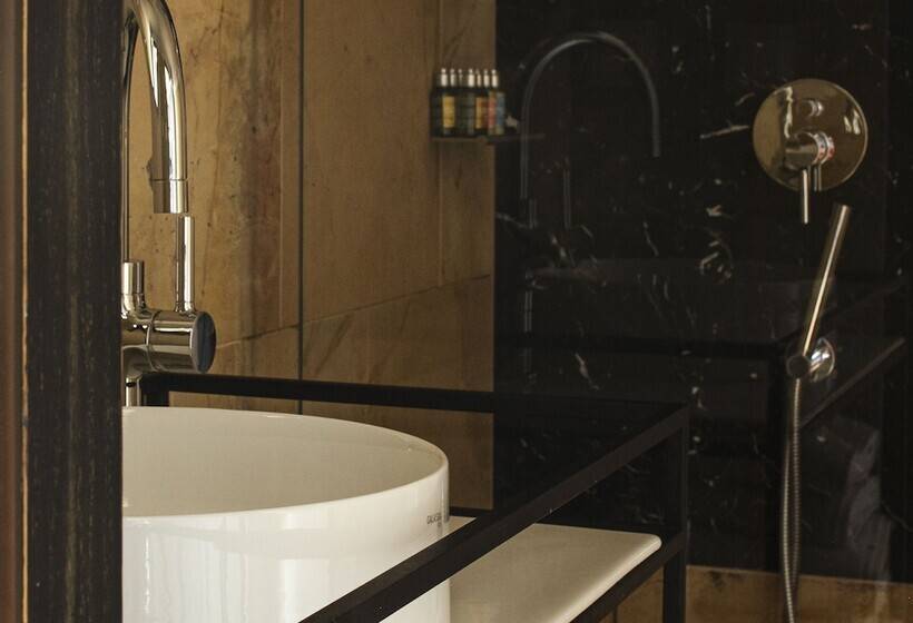 デラックスルーム, Pod Różą