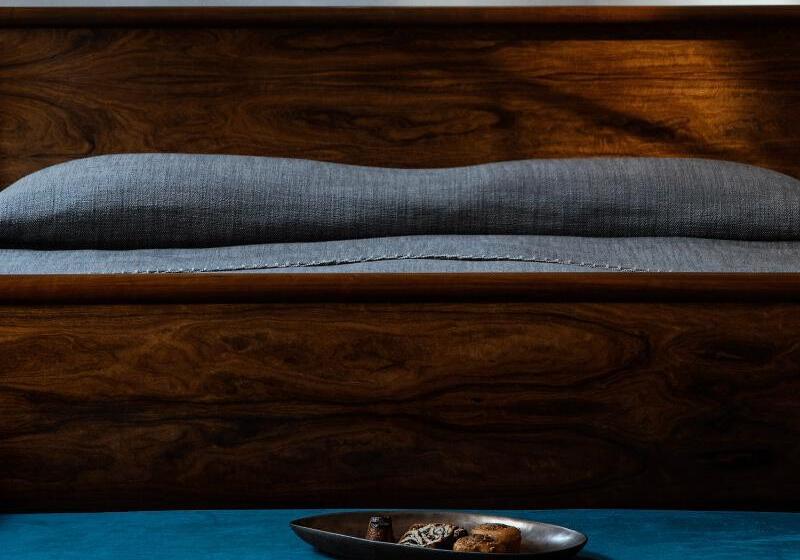 デラックスルーム, Pod Różą