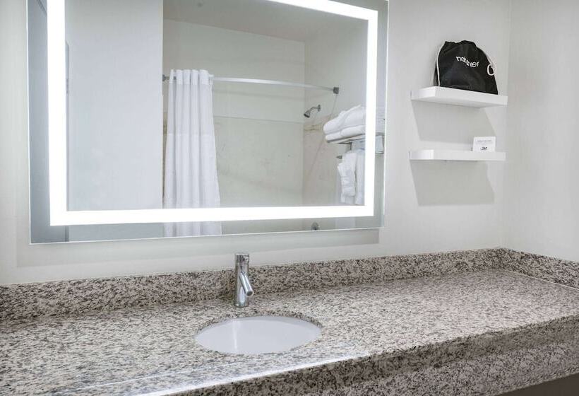 스위트, Ramada By Wyndham Bakersfield