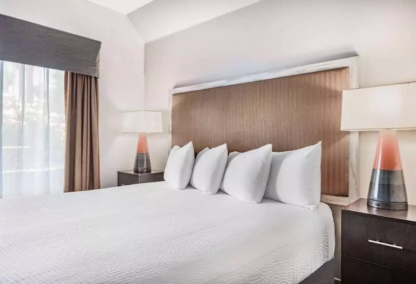 スイート, Ramada By Wyndham Bakersfield