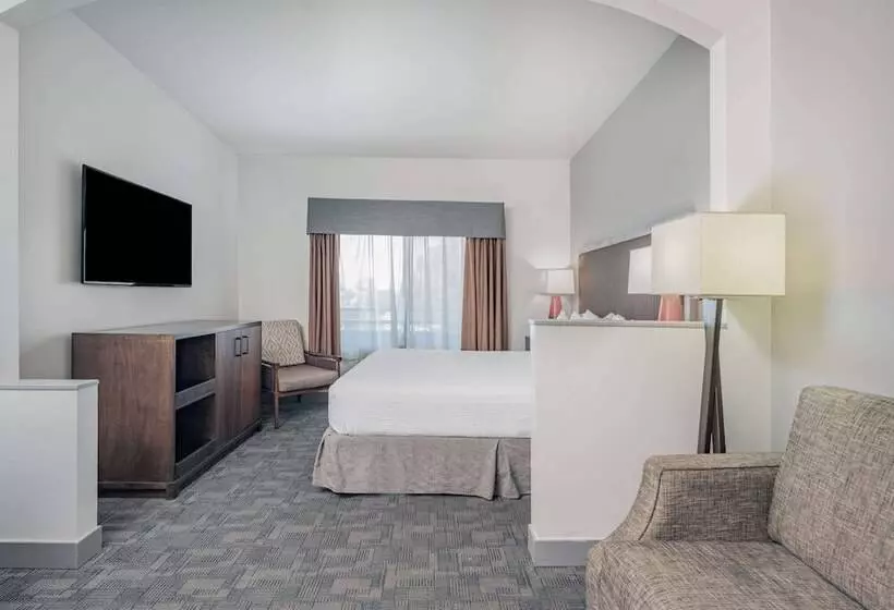 スイート, Ramada By Wyndham Bakersfield