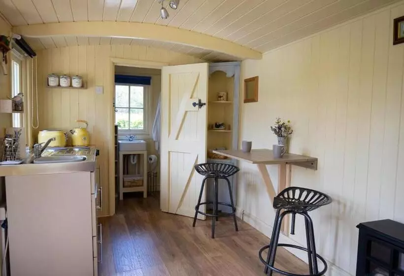 Maja/Mökki, Tewinbury Farm