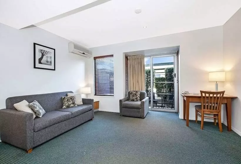 Villa 3 Makuuhuonetta, Comfort Inn & Apartments Northgate Airport