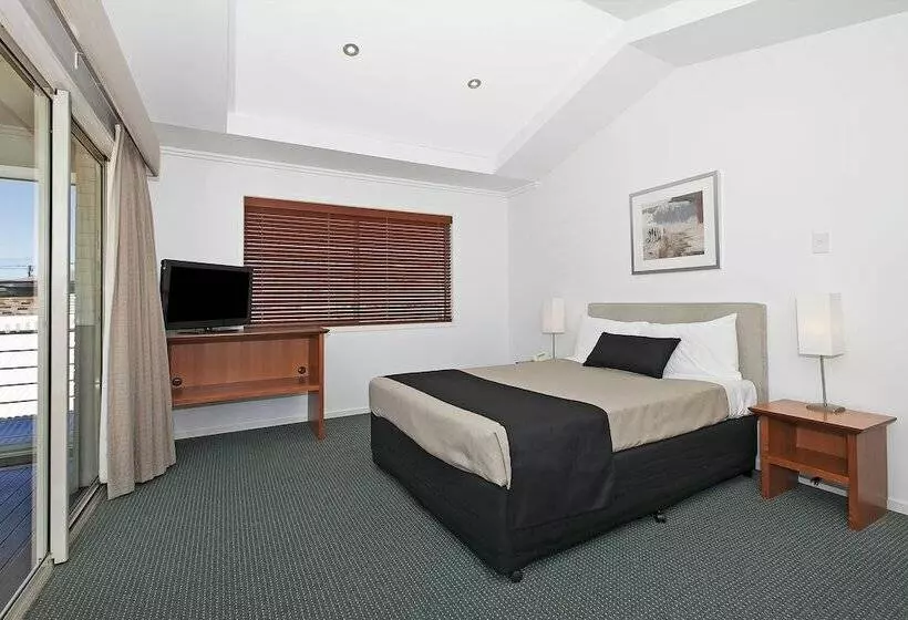 Villa 3 Makuuhuonetta, Comfort Inn & Apartments Northgate Airport