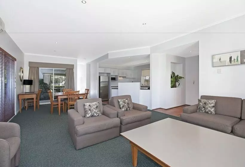 Villa 3 Makuuhuonetta, Comfort Inn & Apartments Northgate Airport