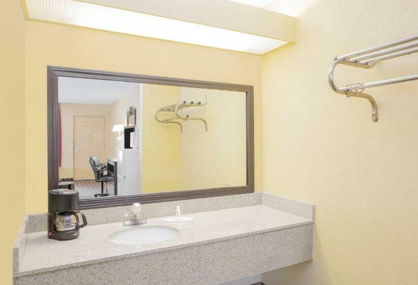 带大床的标准间, Days Inn By Wyndham Andalusia