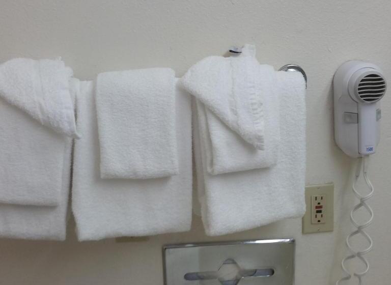 غرفة قياسية سرير كينج لذوى الإحتياجات الخاصة, Days Inn By Wyndham Orange Anaheim