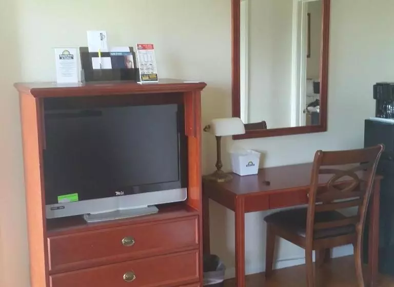 Deluxe Suite King Bed, Days Inn By Wyndham Orange Anaheim