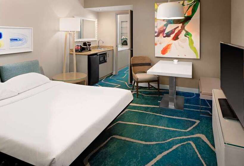 带大床的套房, Embassy Suites By Hilton Alexandria Old Town