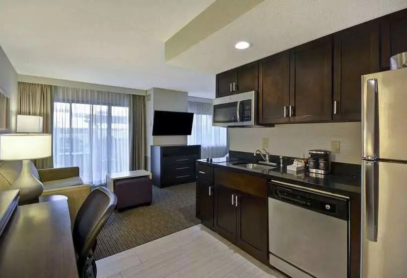 سوئیت با بالکن, Embassy Suites By Hilton Alexandria Old Town