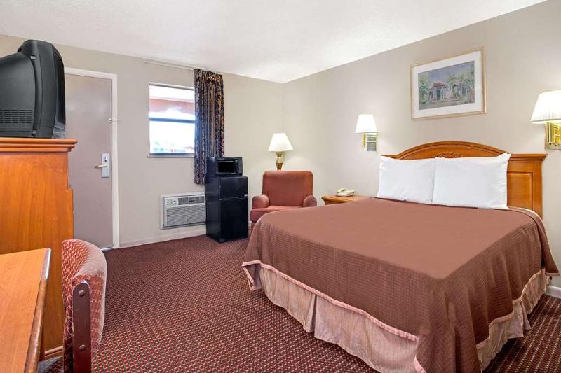 スタンダードルーム, Holiday Inn Express & Suites Tampa Stadium   Airport Area, An Ihg