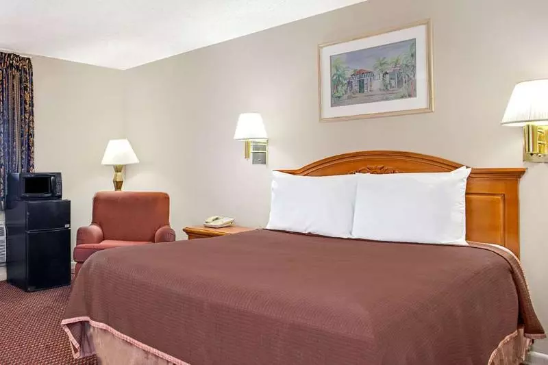 身障者適用スイートルーム, Holiday Inn Express & Suites Tampa Stadium   Airport Area, An Ihg