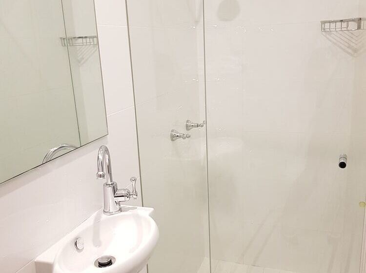 غرفة عائلية, The Hughenden Boutique