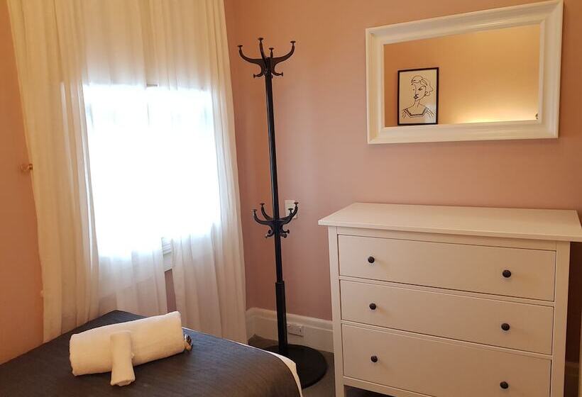 غرفة عائلية, The Hughenden Boutique