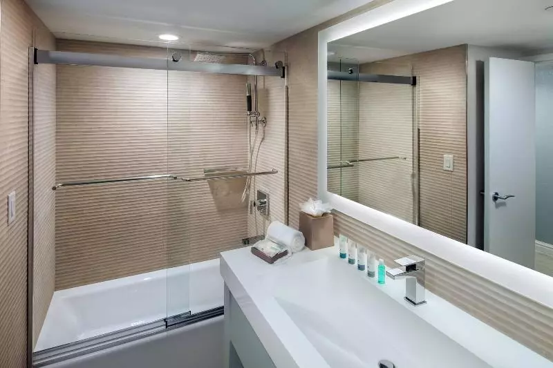 اتاق اساندارد با چشمانداز جانبی به دریا, The Westin Grand Cayman Seven Mile Beach Resort & Spa