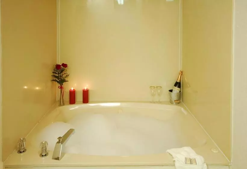 キングサイズベッドのスタンダードルーム, Zainee Inc Budgetel Inn And Suites