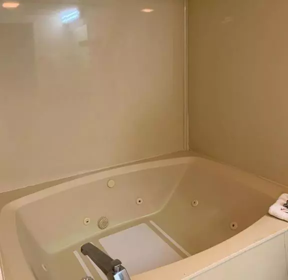 キングサイズベッドのスタンダードルーム, Zainee Inc Budgetel Inn And Suites