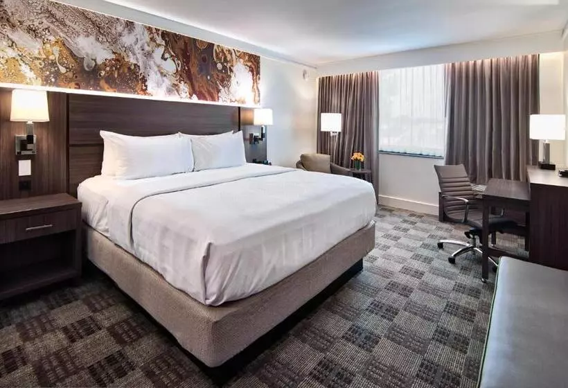 اتاق استاندارد با تخت بزرگ برای معلولان, Crowne Plaza Executive Center Baton Rouge, An Ihg