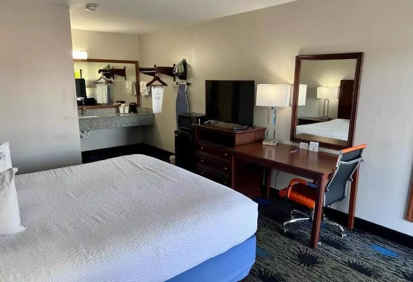 キングサイズベッドのスタンダードルーム, Days Inn By Wyndham Greenville