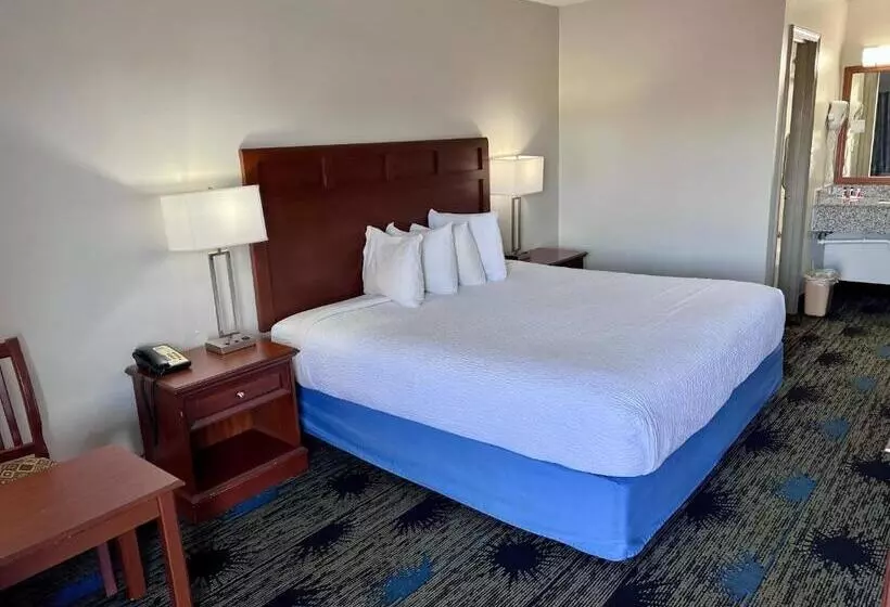 キングサイズベッドのスタンダードルーム, Days Inn By Wyndham Greenville