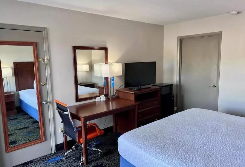 キングサイズベッドのスタンダードルーム, Days Inn By Wyndham Greenville