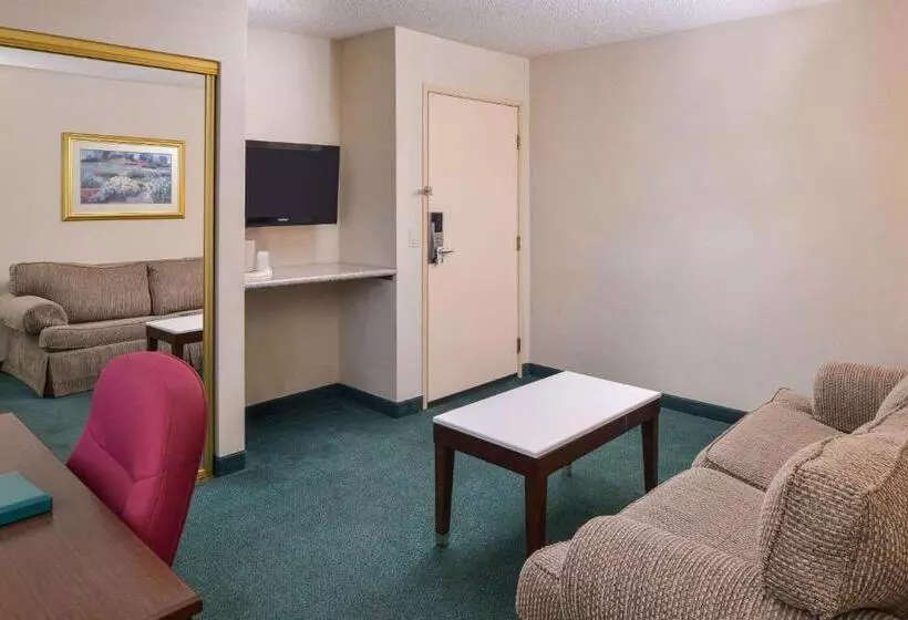 سوئیت با تخت بزرگ, Quality Inn & Suites Walnut City Of Industry