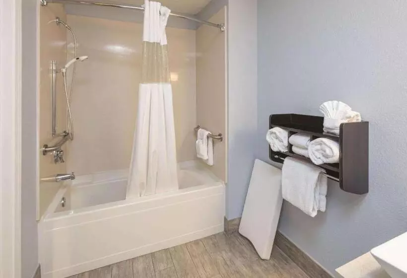 اتاق اجرایی با تخت بزرگ, La Quinta By Wyndham San Jose Airport