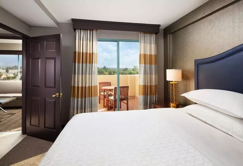 اتاق استاندارد, Sheraton Fairplex Suites & Conference Center