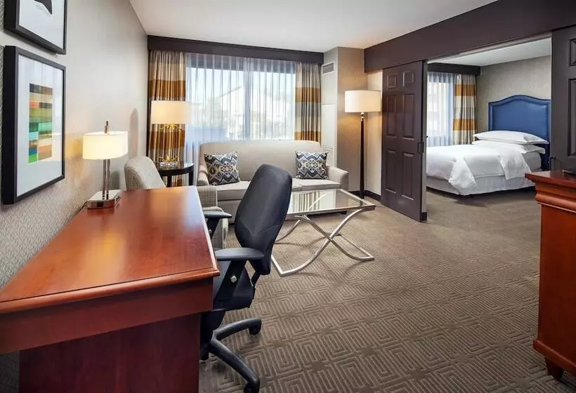 اتاق استاندارد, Sheraton Fairplex Suites & Conference Center
