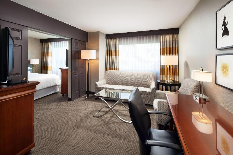 غرفة كلوب سرير كينج, Sheraton Fairplex Suites & Conference Center