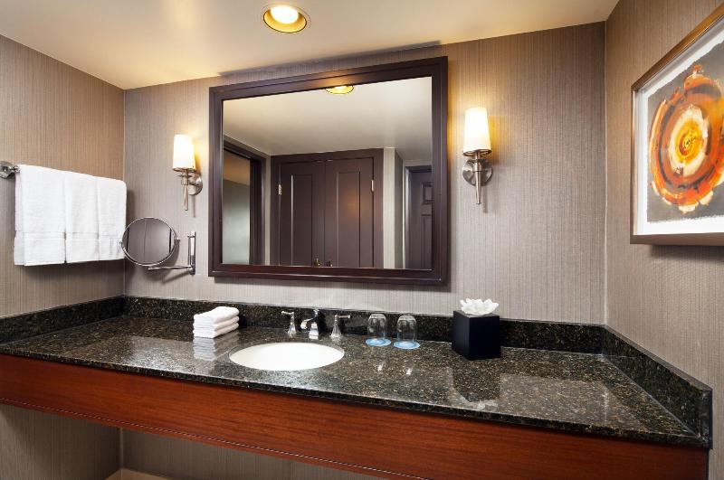 带大床的俱乐部房间, Sheraton Fairplex Suites & Conference Center