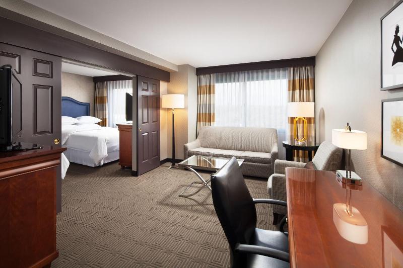 Номер Стандарт, Sheraton Fairplex Suites & Conference Center