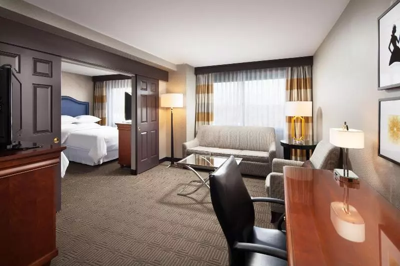 اتاق استاندارد, Sheraton Fairplex Suites & Conference Center