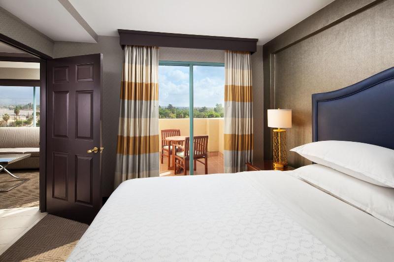 غرفة قياسية سرير كينج, Sheraton Fairplex Suites & Conference Center