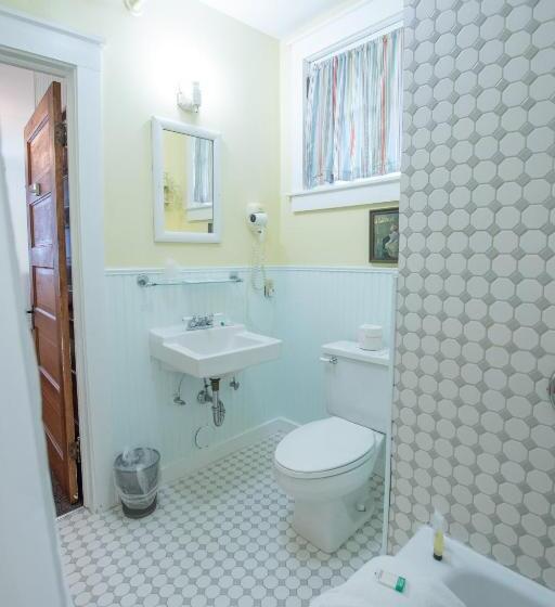 חדר דחוקס עם מיטת קינג, Terrace Inn And 1911 Restaurant