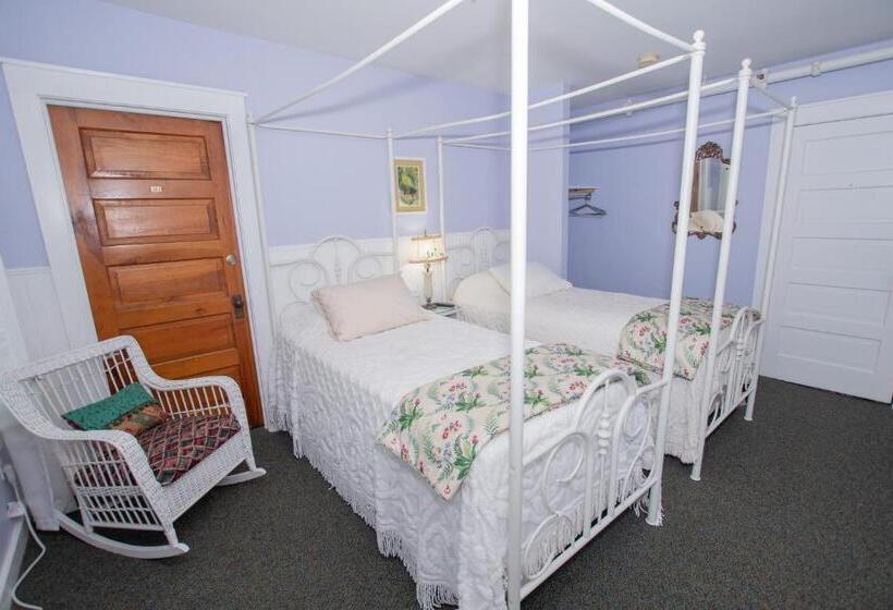 חדר דחוקס עם מיטת קינג, Terrace Inn And 1911 Restaurant