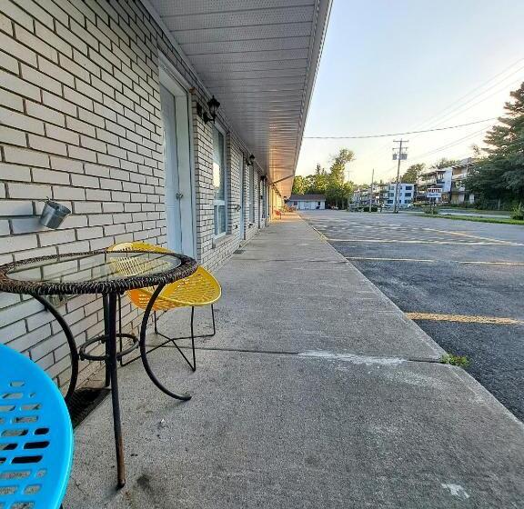 带2个双人床的标准工作室, Motel Bonsoir