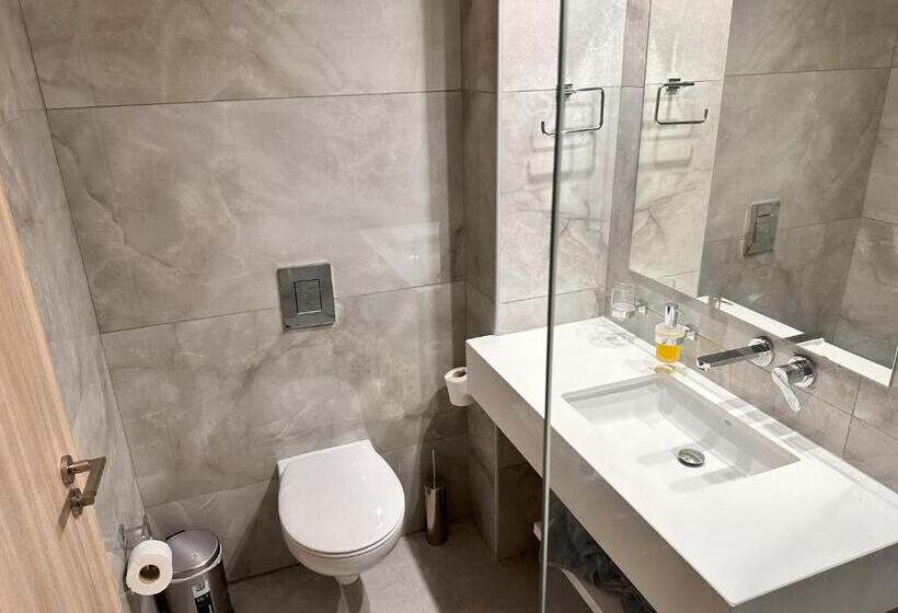 غرفة قياسية داخلية, Papouis Protaras