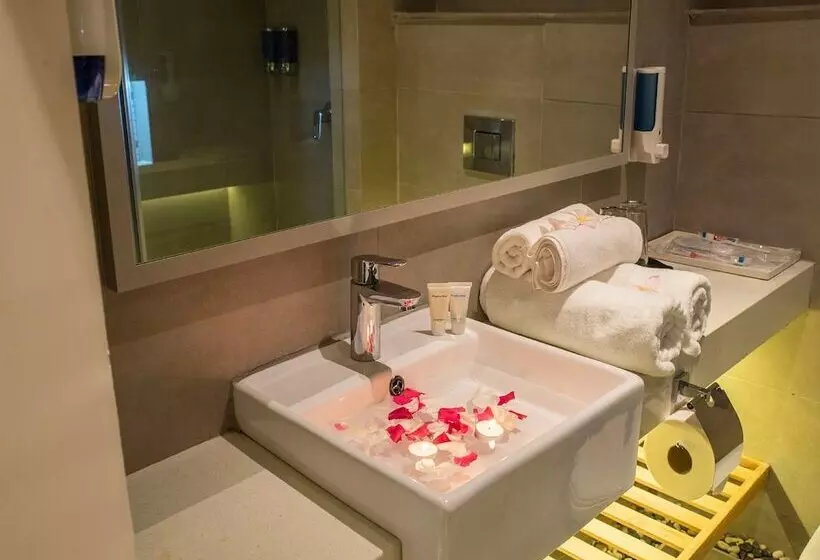 اتاق لوکس با تخت بزرگ, Pereybere Hotel & Spa