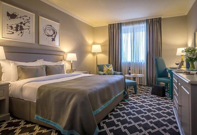 חדר אקזקיוטיב, Castletroy Park