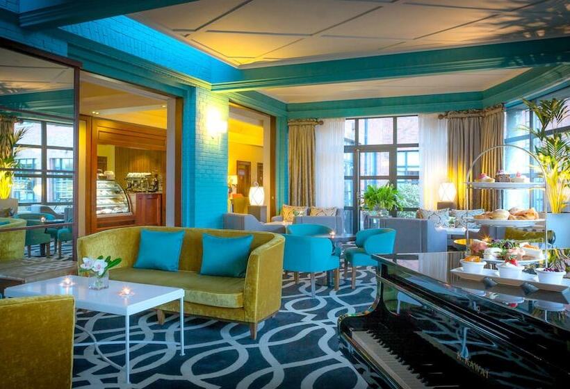 חדר משפחתי, Castletroy Park