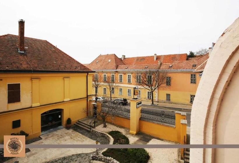 Трехместный Номер Стандарт с Балконом, Főnix