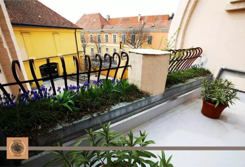 Camera Tripla Classica con Balcone, Főnix