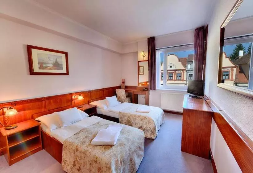 Superior Room, Irottko